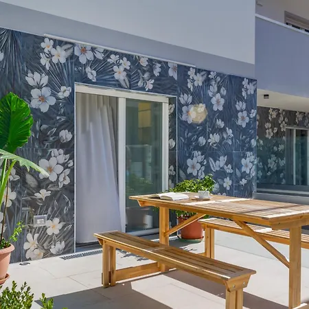 Pra-tu Design A 100m Dal Mare - P R A T U R E C C I Group *