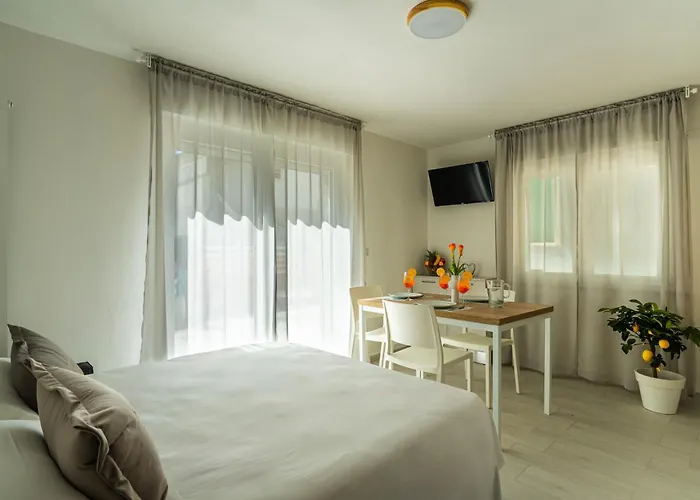 Pra-tu Design A 100m Dal Mare - P R A T U R E C C I Group Apartment *