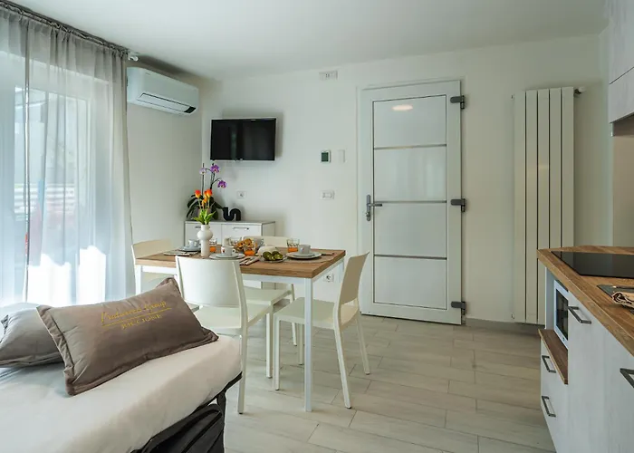 Pra-tu Design A 100m Dal Mare - P R A T U R E C C I Group Apartment