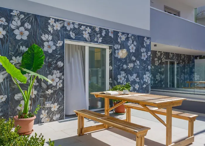 Pra-tu Design A 100m Dal Mare - P R A T U R E C C I Group *